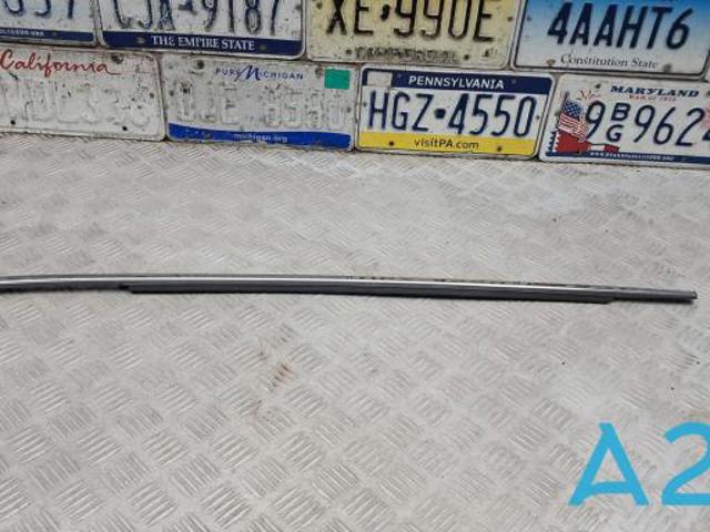 Накладка задніх лівих дверей, верхня DGH950670A MAZDA