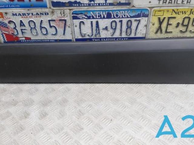 Молдинг передніх лівих дверей, нижній DGH951RB0 MAZDA