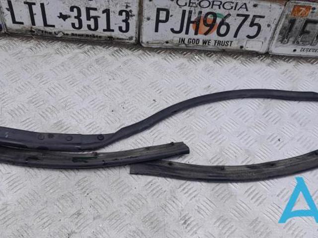 Ущільнювач капота FT4Z16B990B FORD