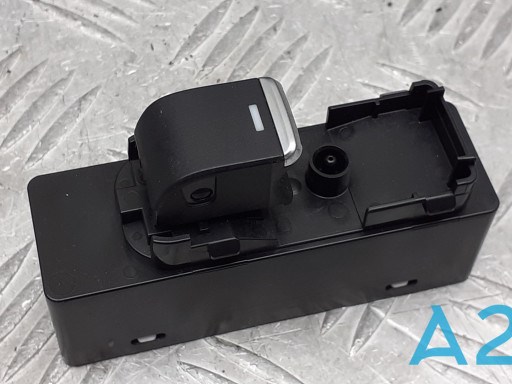 Кнопка підйомника заднього правого скла GLF166380A MAZDA