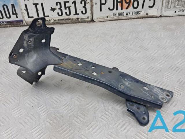 Кронштейн супорту радіатора нижнього KB7W54140 MAZDA