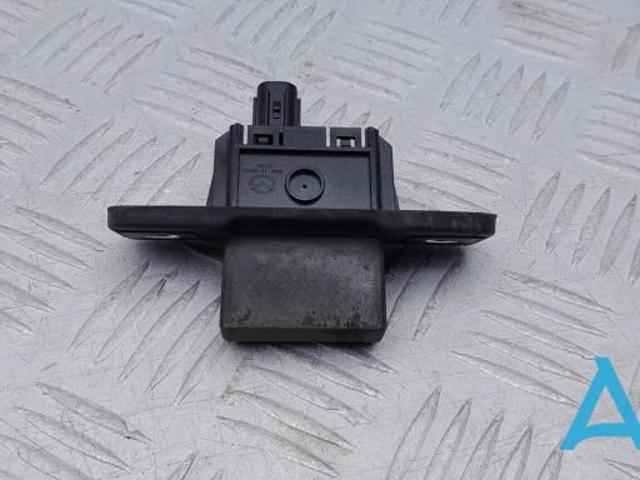 Кнопка приводу замка третіх/ п'ятих дверей KB7W624B0 MAZDA