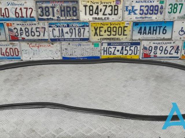 Ущільнювач дверей задка кузова KB7W62761 MAZDA