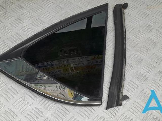 Скло багажного відсіку, праве KB7W62950A MAZDA