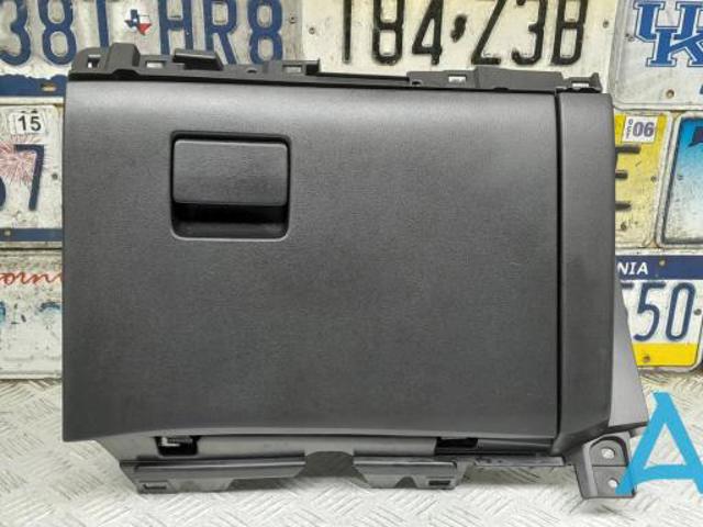 Ящик для предметів догляду KB7W64030A02 MAZDA