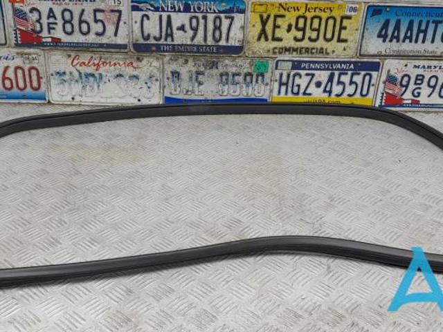 Ущільнювач двері передньої (на кузові) KB7W68911C MAZDA