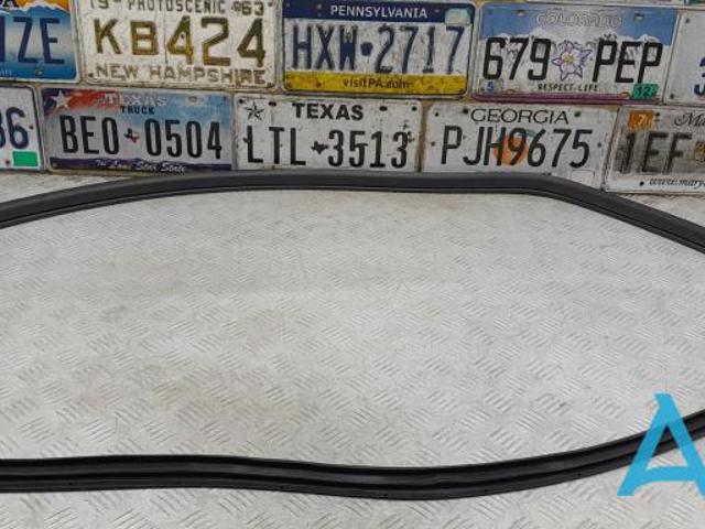 Ущільнювач двері задньої (на кузові) KB7W68913C MAZDA
