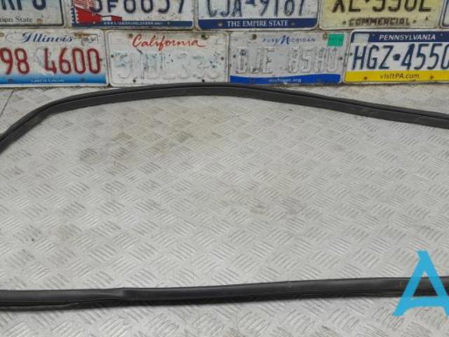 Ущільнювач дверей задніх, (на кузові) KB7W68913C MAZDA