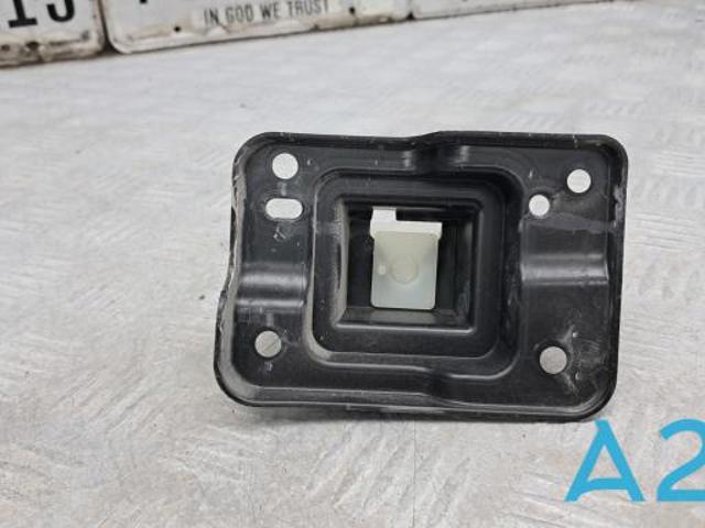 Кронштейн решітки радіатора KB8A50151 MAZDA