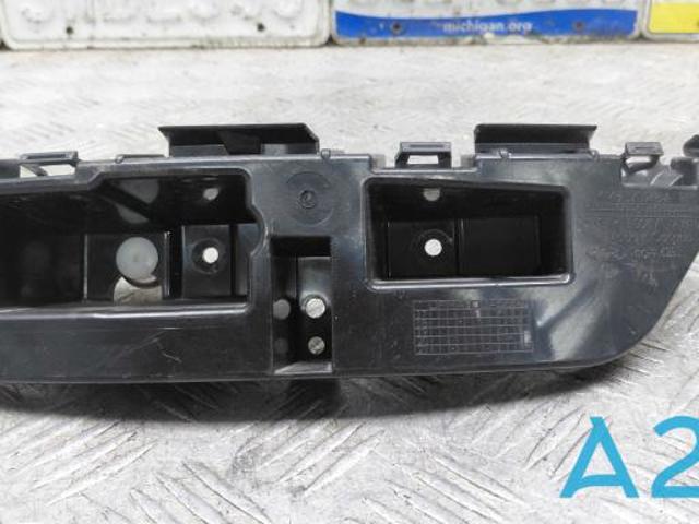 Кронштейн бампера заднього, правий KT4Z17D942A FORD