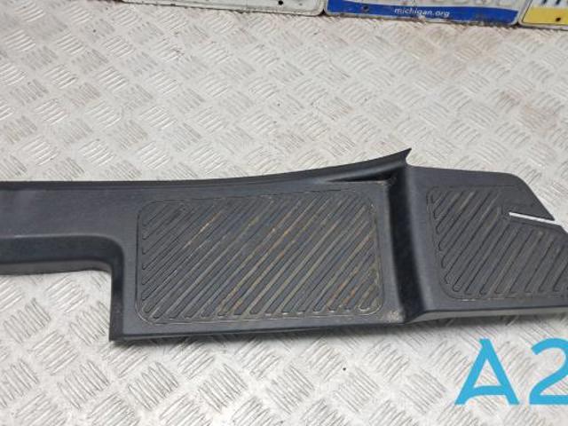 Облицювання порогу внутрішнє, заднє праве LB5Z7813228AC FORD