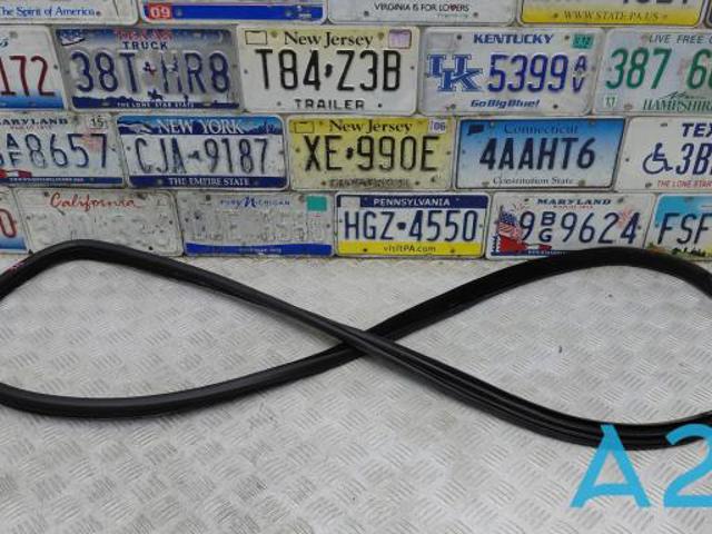 Прокладка дверей задніх, (на двері) LR026458 LAND ROVER