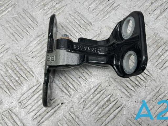 Петля водійських дверей LR027584 LAND ROVER