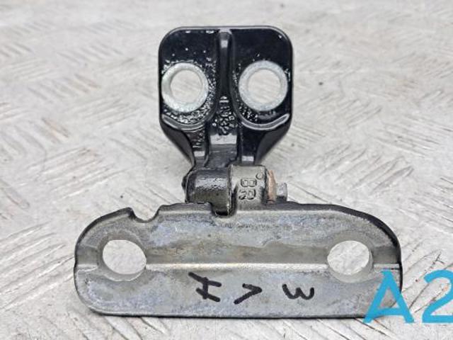 Петля водійських дверей LR027586 LAND ROVER