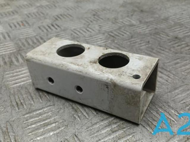 Кронштейн передньої панелі, лівий LR033057 LAND ROVER