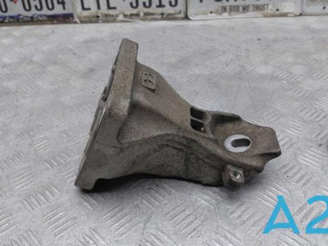 Кронштейн подушки (опори) двигуна, правої LR033180 LAND ROVER