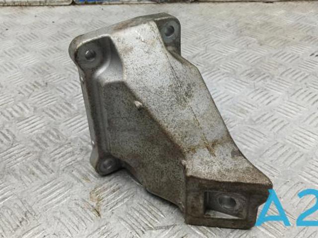 Кронштейн подушки (опори) двигуна, лівої LR033183 LAND ROVER
