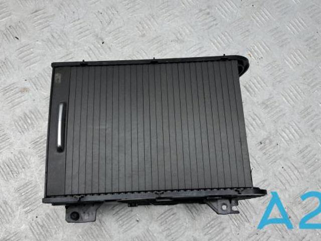 Підсклянник підлокітника центральної консолі LR039569 LAND ROVER