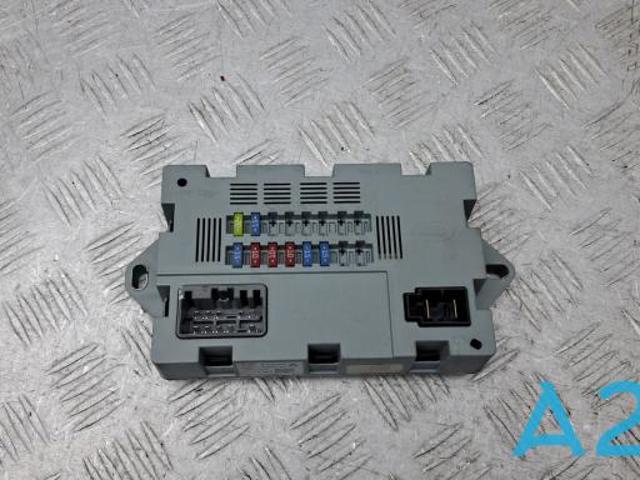 Блок запобіжників задній, салонний LR041091 LAND ROVER