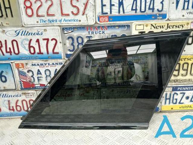 Стукло багажника, праве LR044116 LAND ROVER