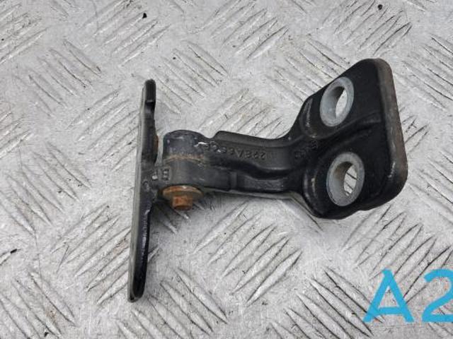 Петля передніх дверей, лівою LR056352 LAND ROVER