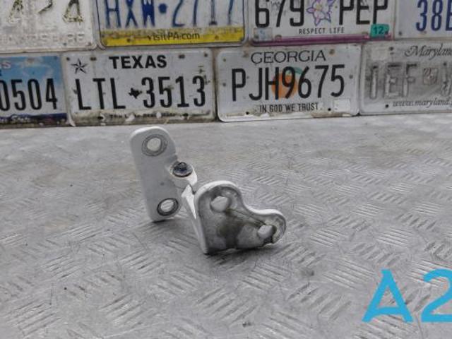 Петля водійських дверей LR073596 LAND ROVER