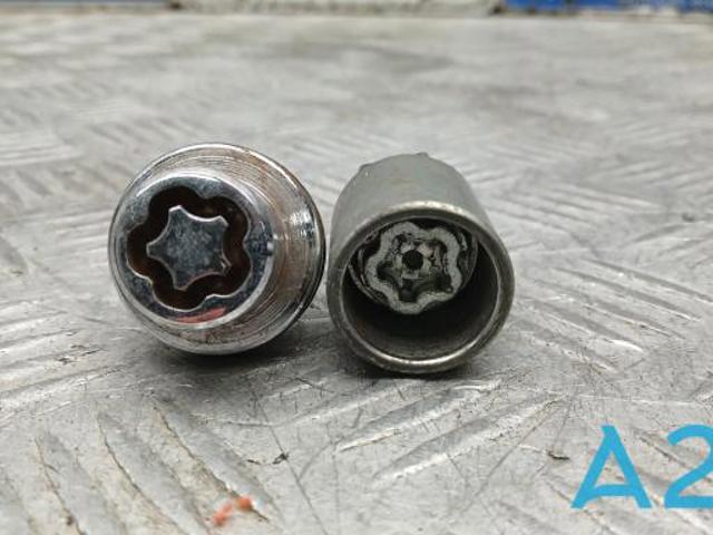 Колісний болт LR078545 LAND ROVER