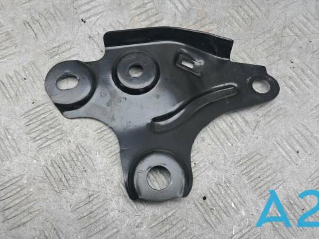 Кронштейн подушки (опори) двигуна, правої LR078721 LAND ROVER