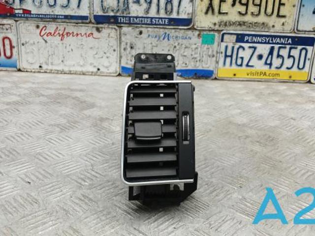 Решітка вентиляції салону на "торпедо", права LR084735 LAND ROVER