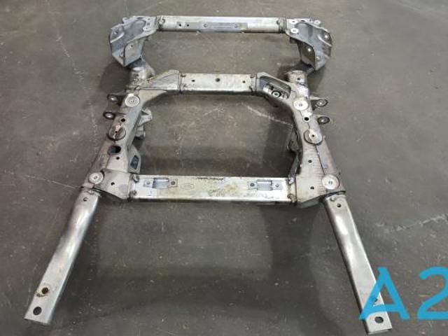 Балка передньої підвіски, підрамник LR085157 LAND ROVER
