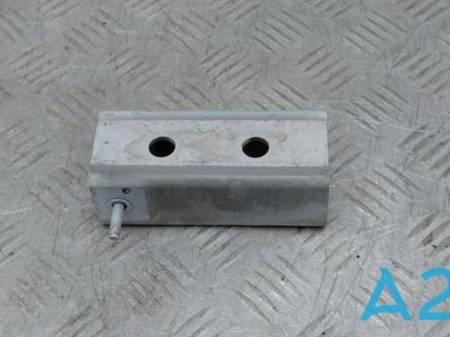 Кронштейн передньої панелі, правий LR090887 LAND ROVER