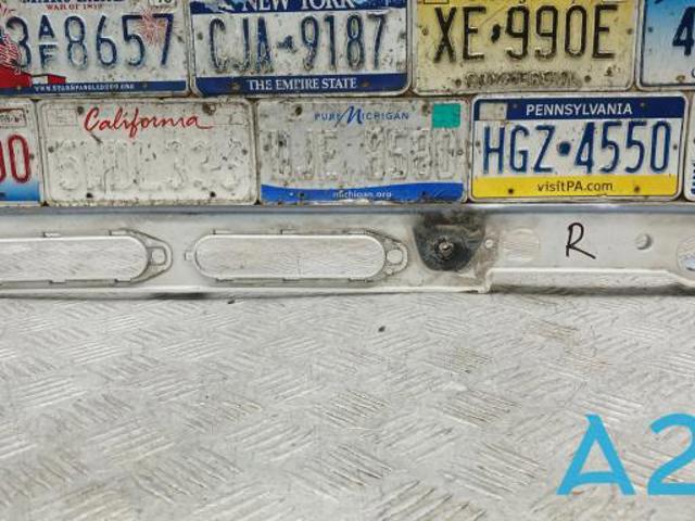 Кронштейн кріплення крила переднього правого верхній LR101961 LAND ROVER