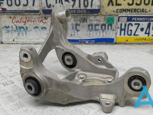 Кулак поворотний правий LX6Z5B758A FORD