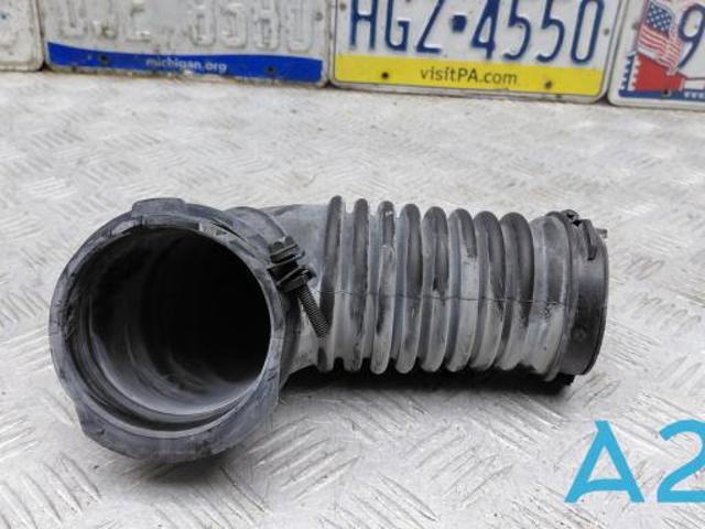 Патрубок повітряний, вихід повітряного фільтра PY8W13221 MAZDA