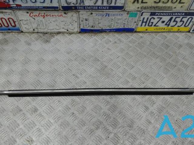 Молдинг опускного скла дверей передньої, правої TK4850640 MAZDA