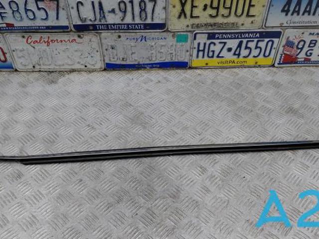 Молдинг опускного скла нижній, двері передньої, лівої TK4850650 MAZDA