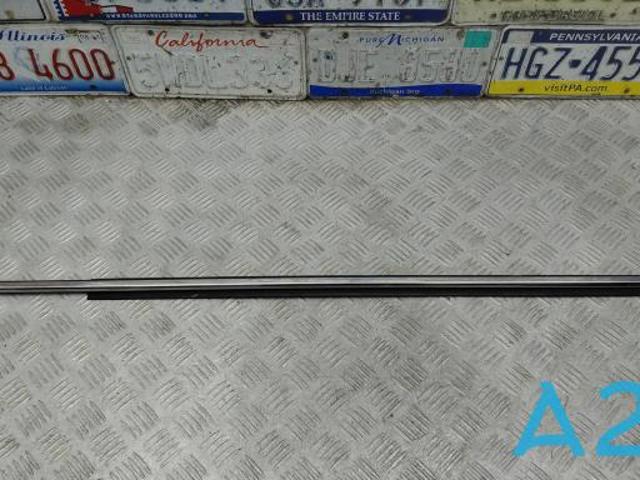Молдинг опускного скла двері задньої, лівої TK4850670 MAZDA