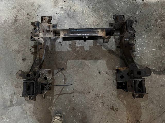 Передня балка 4000A210 MITSUBISHI