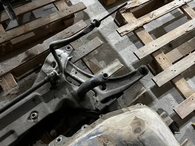 Лівий важіль передній нижній підвіски 4013A427 MITSUBISHI