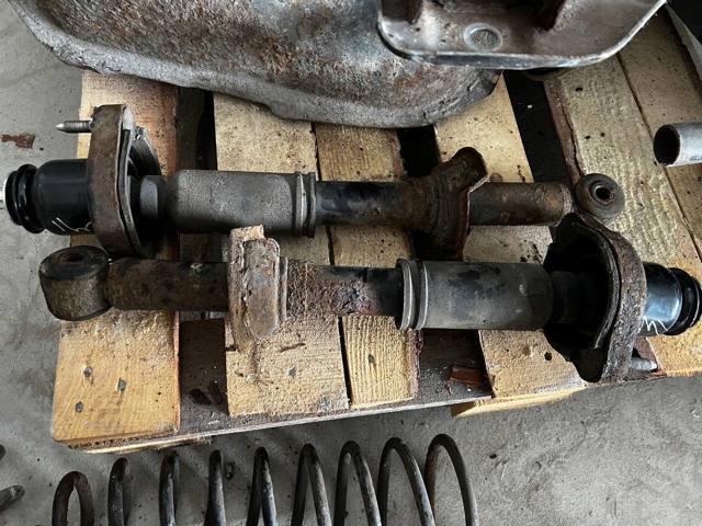 Стійка амортизатора задня 4162A036 MITSUBISHI