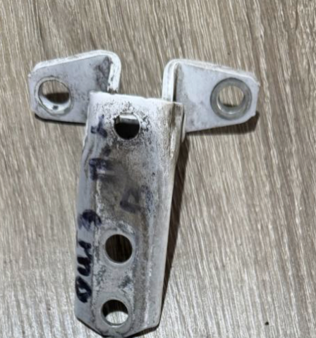 Петля передніх дверей права 5702A063 MITSUBISHI