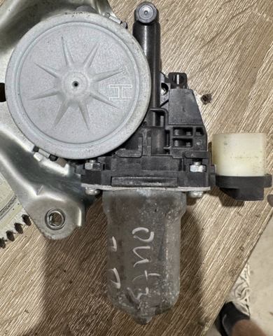 Мотор склопідйомника дверей передніх, правих 5713A384 MITSUBISHI