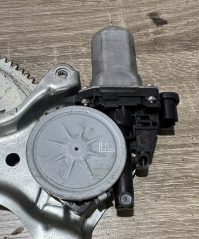 Мотор склопідйомника дверей передніх, лівих 5713A385 MITSUBISHI