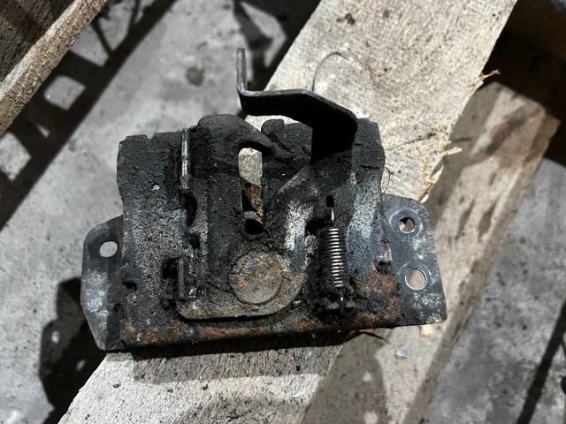 Замок кришки капота 5908A060 MITSUBISHI