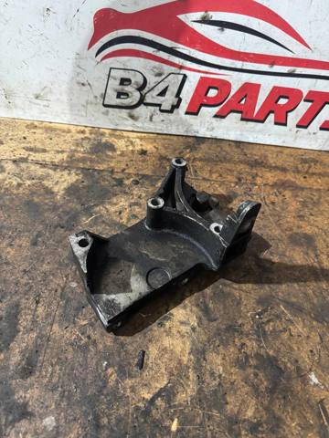 Кронштейн подушки (опори) двигуна, верхньої 8200101196 RENAULT