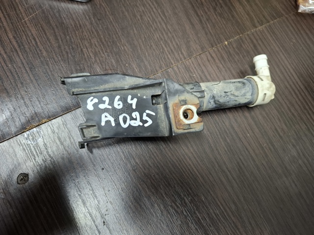 Сопло омивача фари передньої, лівої 8264A025 MITSUBISHI