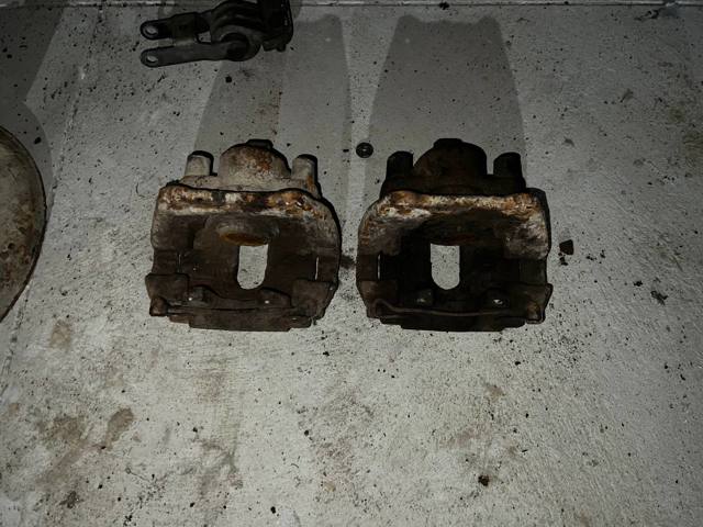 Задній гальмівний супорт лівий 8602854 VOLVO