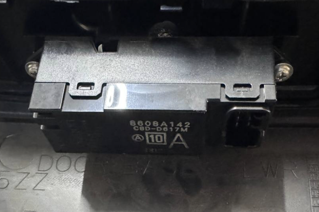 Кнопка підйомника переднього правого скла 8608A142 MITSUBISHI