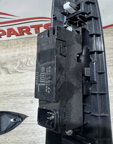 Кнопка підйомника заднього лівого скла 8608A144 MITSUBISHI