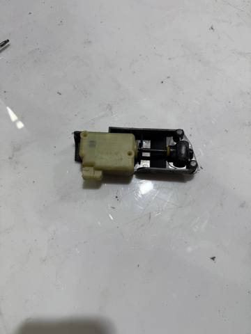 Замок відкривання лючка бензобаку 9483311 VOLVO